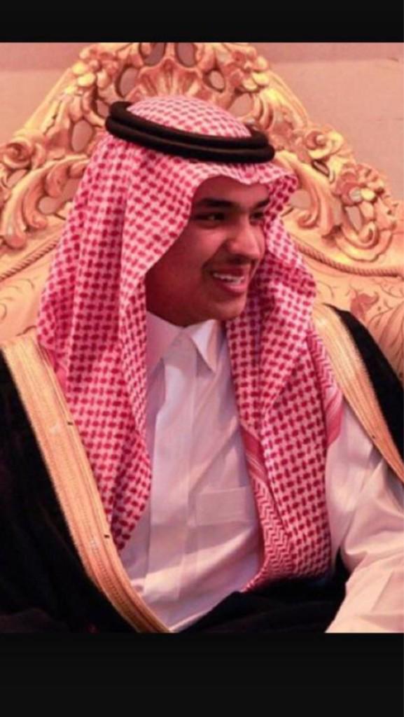 يحق لي فيك افتخر يابن سلمان.
وانته حفيد امفرقين الولايف.
في حاجبك سطوة فلاح بن سلطان .
وفي عينك امعزي ذرى كل خائف.