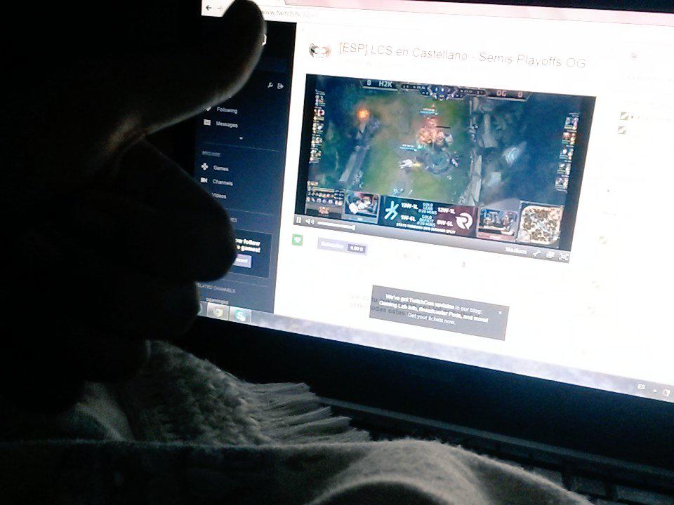 lazypopa's tweet photo. Qué mejor plan que pasar la tarde viendo la LCS en la camita con los mejores @LVPes #LCSSummer http://t.co/UJbDlXBtr6