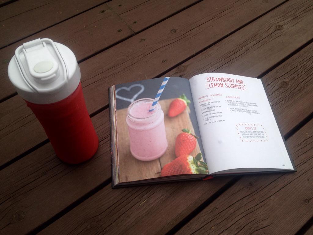 wbuharryy's tweet photo. trying out the strawberry and lemon smoothie it was so goooood!! #RaphasCookBook @raphablueberry http://t.co/lQl5moqCZL