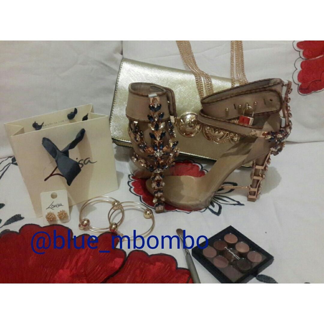 bluembombo's tweet photo. Tonight's shoe game and accessories #ComicAwards2015 http://t.co/hdTkuLy11p