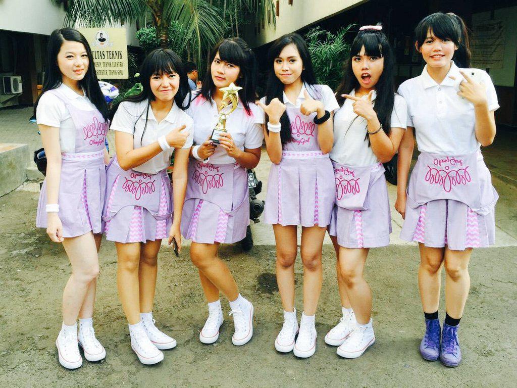 Coletta's (-2) 'wefie-ing' with the trophy :)
From left to right: as Jiho, Seunghee, Yooa, Mimi, Jine, Arin. ♡♡♡