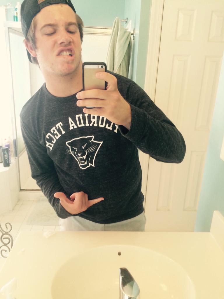 MrNickerbopper's tweet photo. Certified FratDoucheKillMePlz kid http://t.co/0M2yWCFbOi