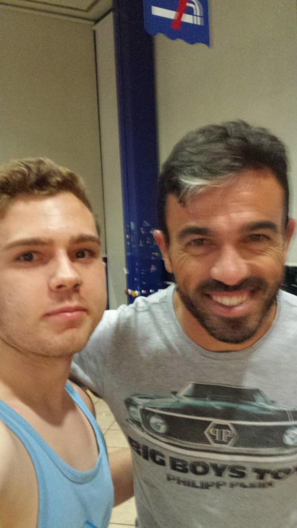 RaduSmithYT's tweet photo. Con el tetiko Javi Venta ex del @VillarrealCF http://t.co/wfQupuqlZG