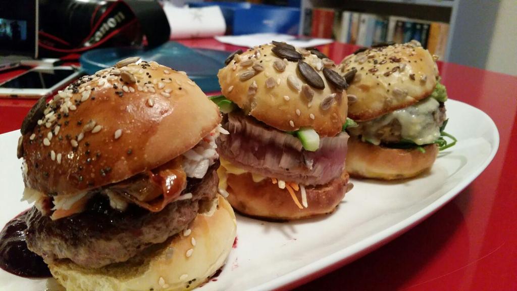 Trio de mini burger

- #Poulet, #bacon et #homard
- #Thon, #crudité #raifort
- #Boeuf, #guacamole #gorgonzola