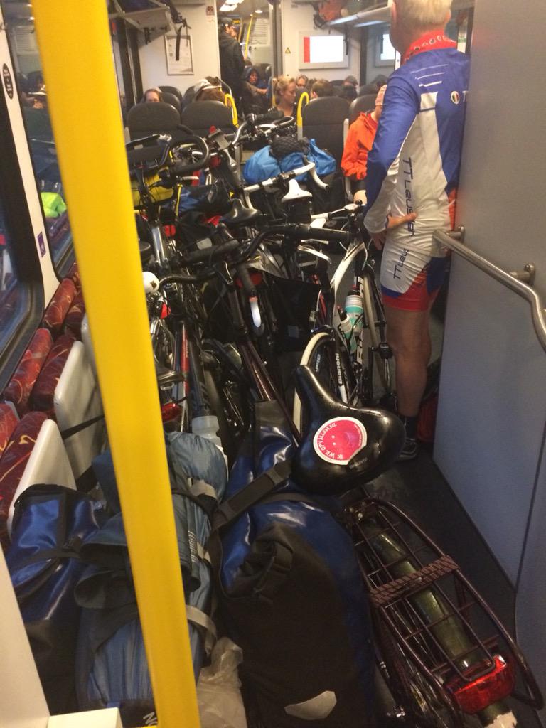 <a href="/Veolia_NL/">Veolia Nederland</a> waarom veranderen jullie je naam niet in fiets transport?😂 cc <a href="/NS_online/">NS online</a> cc <a href="/zomer_jan/">⌬ Jan Zomer ⌬ 🇦🇹 🇩🇪 Toehoeeet! Pwèèèp!</a>