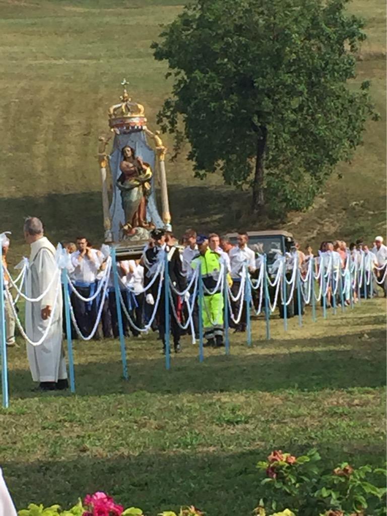 SerendelGrappa's tweet photo. #Ferragosto #processione #Decennale2015 @SerendelGrappa http://t.co/3ro1UL8evP
