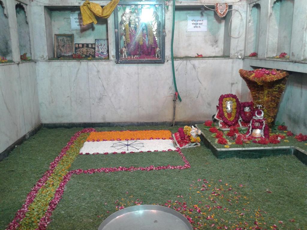 On d eve of independence in temple!2dys shringar as its saawan going on!Full on deshbhakti geet,Instead of bhajan!