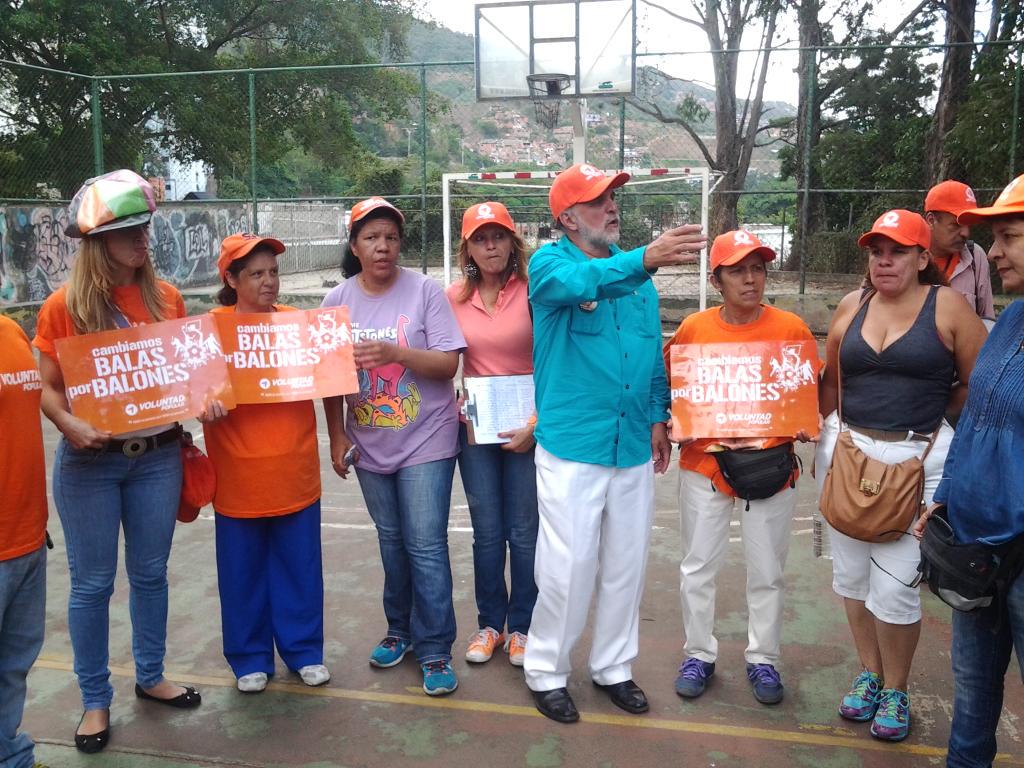 DefensaIDH's tweet photo. La #LaLlaveGanadora sigue con el programa #CambiaBalasXBolones hoy desde paraguaichi en cochesito @leon_ismael #6D http://t.co/Sht2qlF4EQ
