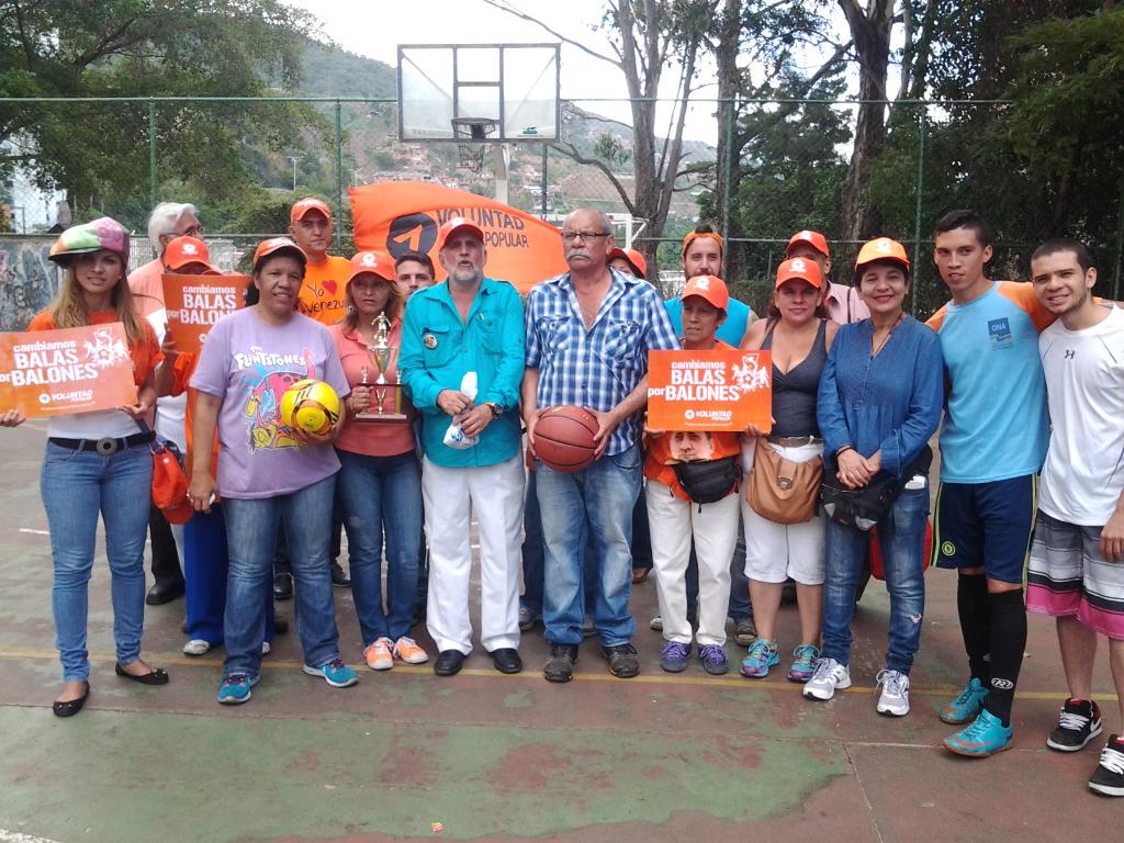 DefensaIDH's tweet photo. La #LaLlaveGanadora sigue con el programa #CambiaBalasXBolones hoy desde paraguaichi en cochesito @leon_ismael #6D http://t.co/Sht2qlF4EQ