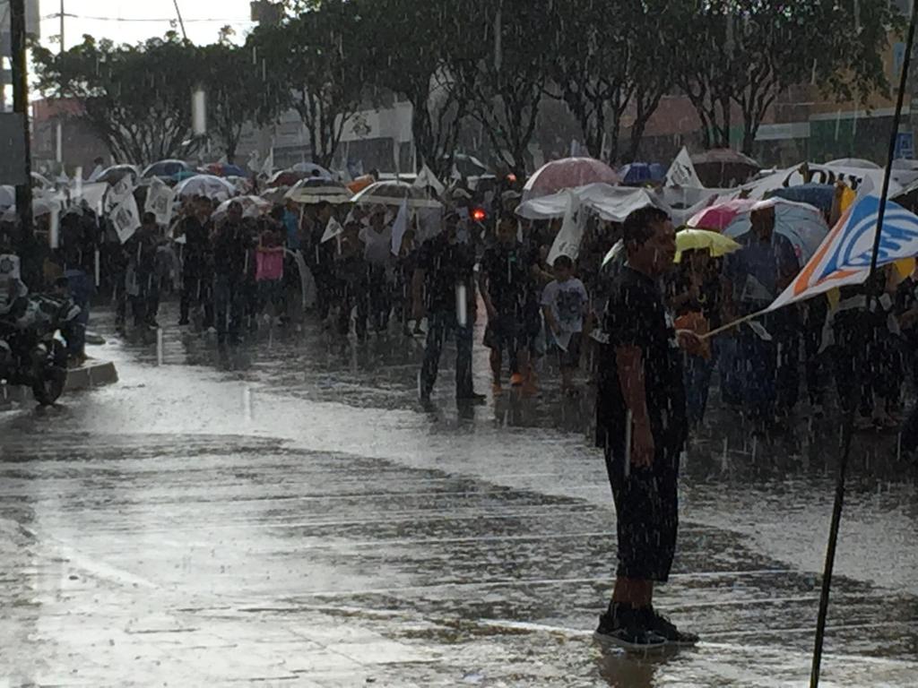 zuzuruco's tweet photo. #TuxtlaNoSeRinde estos es amor a su tierra . Tuxtla marchando en contra de la posicion. Nada los detiene http://t.co/Vqaf3ZIhcy