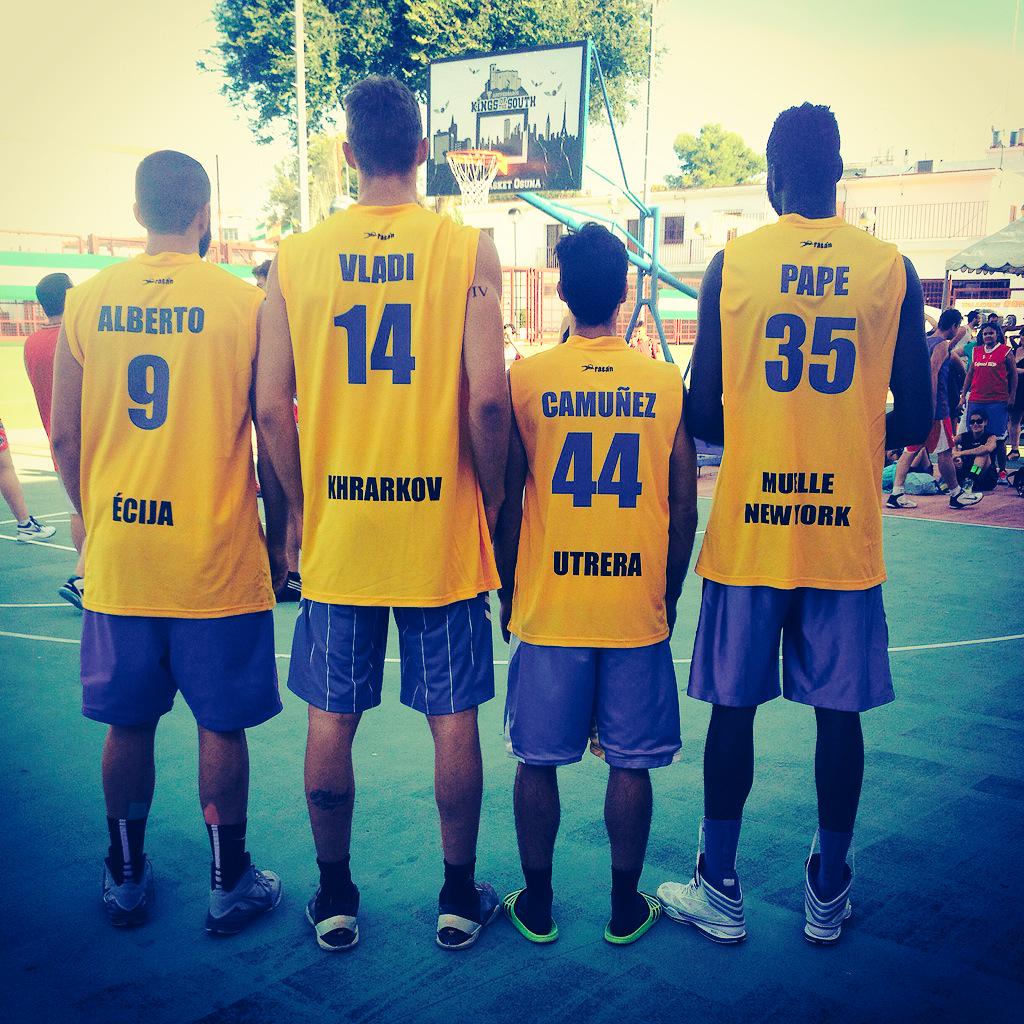 albertojugon9's tweet photo. @3x3BasketOsuna cada año se superáis👏👏 un placer jugar finales con ese ambiente👌🏀 #buuuumm http://t.co/5E8uGc2M3S