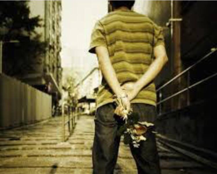 منين اجة هذا الغريب
منين اجة ومني خذاك
شلون لوماطلع مثلي
يوم يومين ونساك

حلوة 🌹