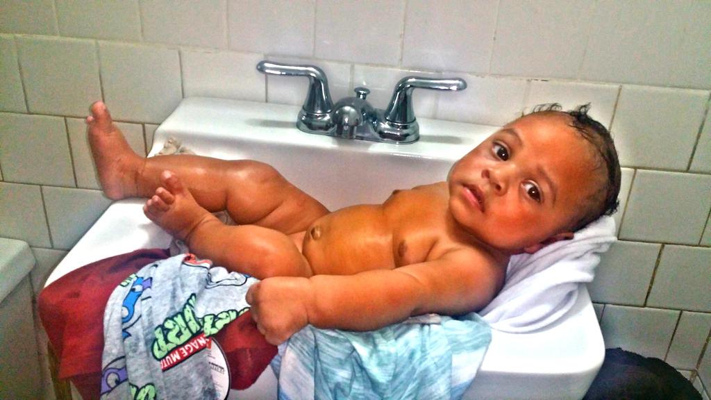 PinkkWinee's tweet photo. My King 👑 After His Bath Last Night My Handsome Chubby Man 👶🍼🛀 http://t.co/WJ4UaUmI5E