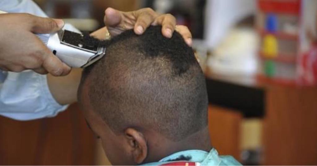 TheRealMikeEpps's tweet photo. Y'all see this? Barber gives free haircuts to kids who read in his chair. #props http://t.co/WXP1ZR18i9 http://t.co/gi09553TKF