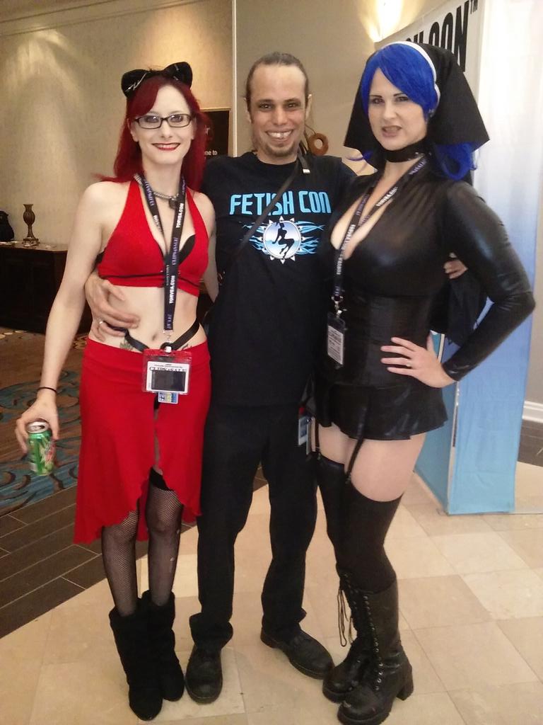 KinkyKatieRadio's tweet photo. A few shots from @FetishCon with @masokitty_s @Cade_S @saharrahuxly 
Looking for @XanderXXavier. @WEARE321LLC http://t.co/wGvL6Ld2bs