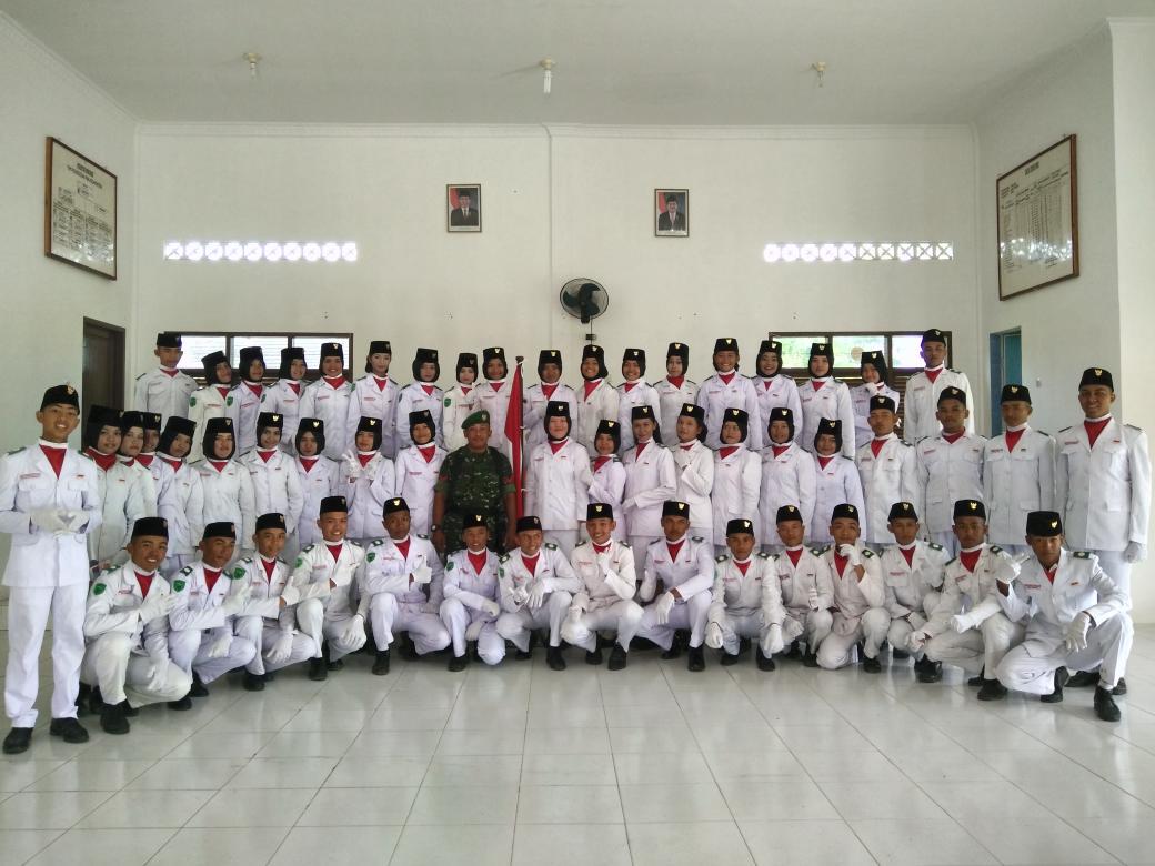 salwasn_'s tweet photo. Pengukuhan Paskibra kec Talawi 2015 😘👯💋 http://t.co/IFNFNV2wUs