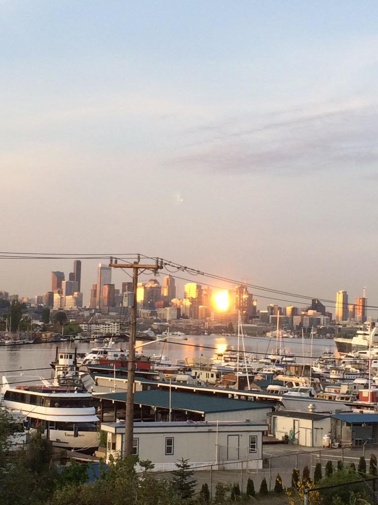 DPetRock's tweet photo. @ArielHexen Seattle in da morning http://t.co/RVhsbZFm1y