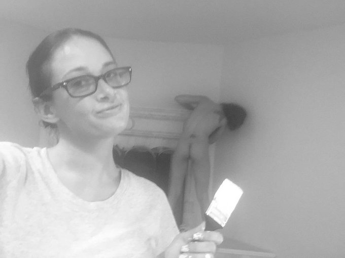 True girlfriends help you paint your house naked 💋🙋🏻👯🙊🎨❤️❤️❤️ http://t.co/uheNzyTaTR