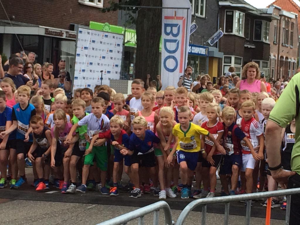 Het was weer fantastisch bij <a href="/Wiezoloop/">Wiezoloop</a> Wat lopen die kinderen 1km < 4 min! Om jaloers van te worden 😁 <a href="/loopmaatjes/">Loopmaatjes</a>