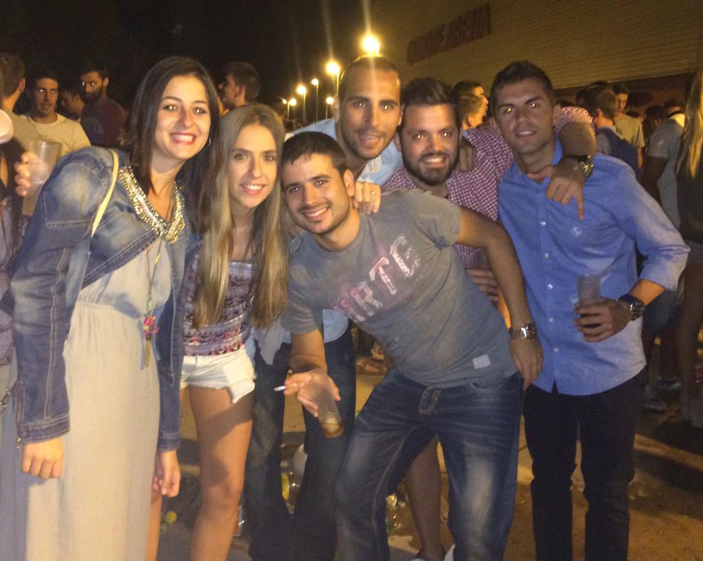 FatimaFdez91's tweet photo. 🎉💃🍸🎶😀 @angel_karre @Irene_df @Poblete02 @jafvi @dondinofilipino http://t.co/ReZ4tFGxwv