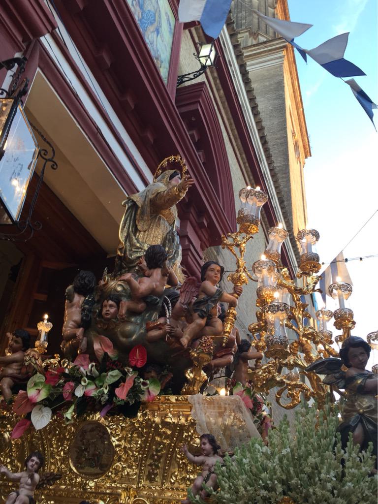 hdad_asuncion's tweet photo. Ya se encuentra la Asunción Gloriosa con su pueblo. http://t.co/qokfGRvVqt