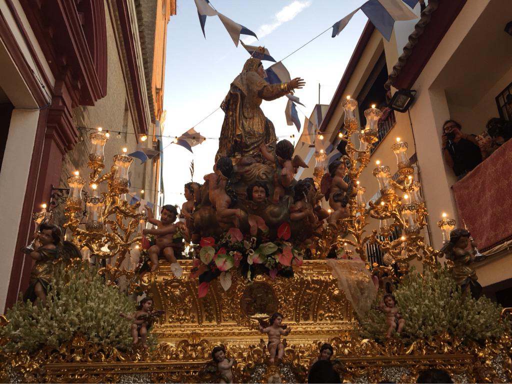 hdad_asuncion's tweet photo. Ya se encuentra la Asunción Gloriosa con su pueblo. http://t.co/qokfGRvVqt