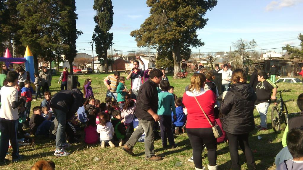 ValeriaArata's tweet photo. Festejo del Día del Niño en el barrio Villa del Carmen @mariajosedi1925 http://t.co/op0WAx2qTa