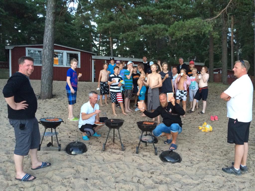 02Modo's tweet photo. Grillning på beachen #modou14 #NYT2015 #steek http://t.co/gSf7xLT0oU