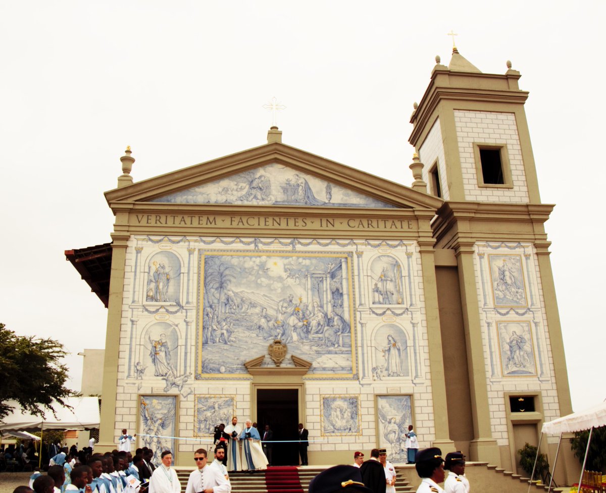 Sylviabongo's tweet photo. Émotion et recueillement pour l’inauguration en ce jour de la façade de l’église Notre-Dame-de-Lourdes à #Libreville http://t.co/y5xRG9Jkfd