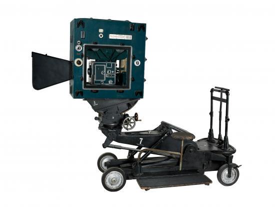 amhistorymuseum's tweet image. Today, 1939: "The Wizard of Oz" premieres at Grauman's Chinese Theater in Hollywood. Camera: ow.ly/QWEGr