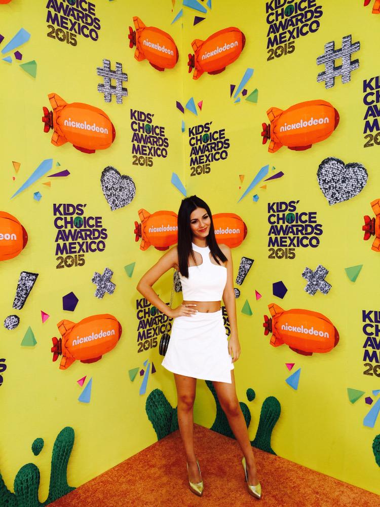 VictoriaJustice's tweet image. Feels good to be back on an orange carpet :) The energy of the people here is incredible! #KCAMexico