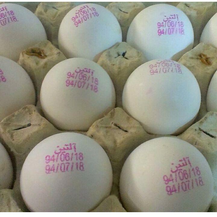 dav55353's tweet image. تخم مرغ خریدم...نمیفهمم بخورمشون یا بذارم تاریخ شروع مصرفش برسه😒😒👇👇👇