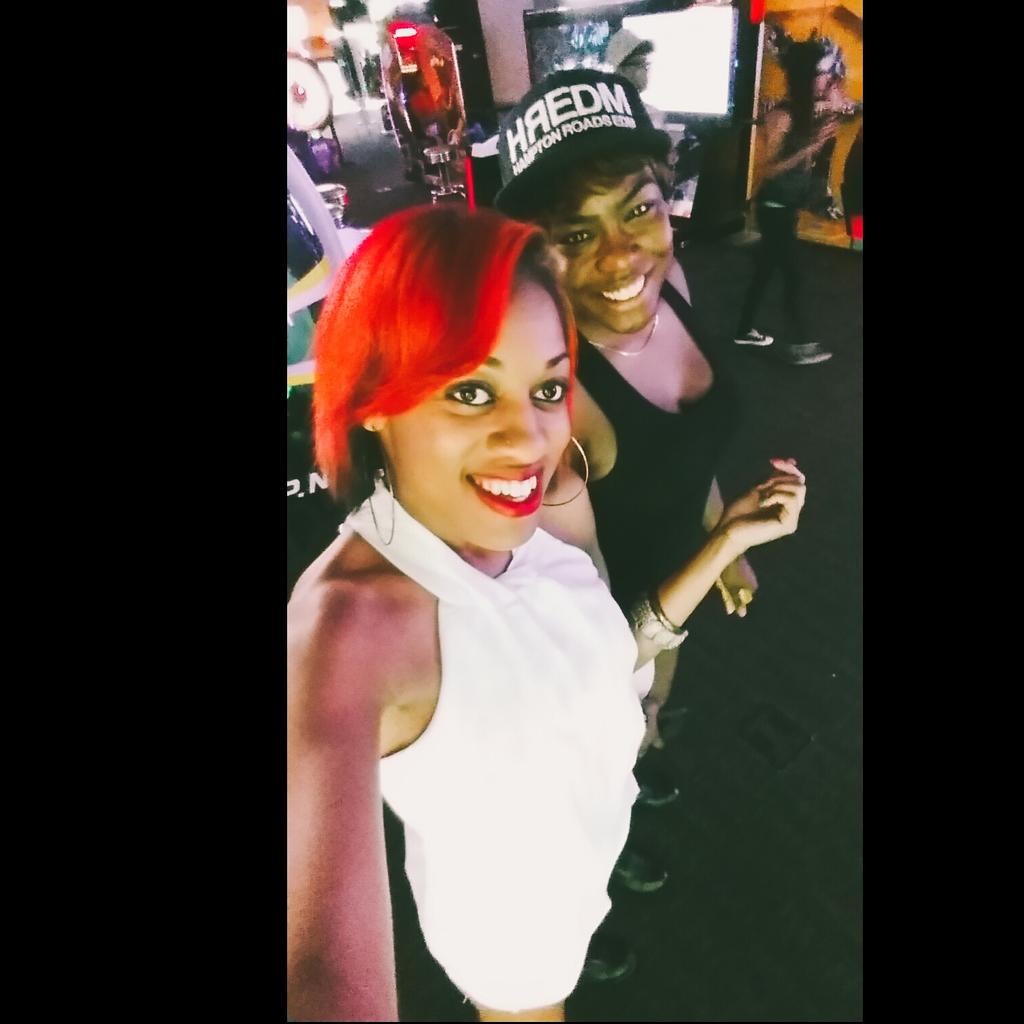 TellyBb_'s tweet photo. Get you a bestfriend because I have mines, she did her thing last night!π§
#raveandbusters #hamptonroadsedm #djerikab http://t.co/D7YSxMYZiY