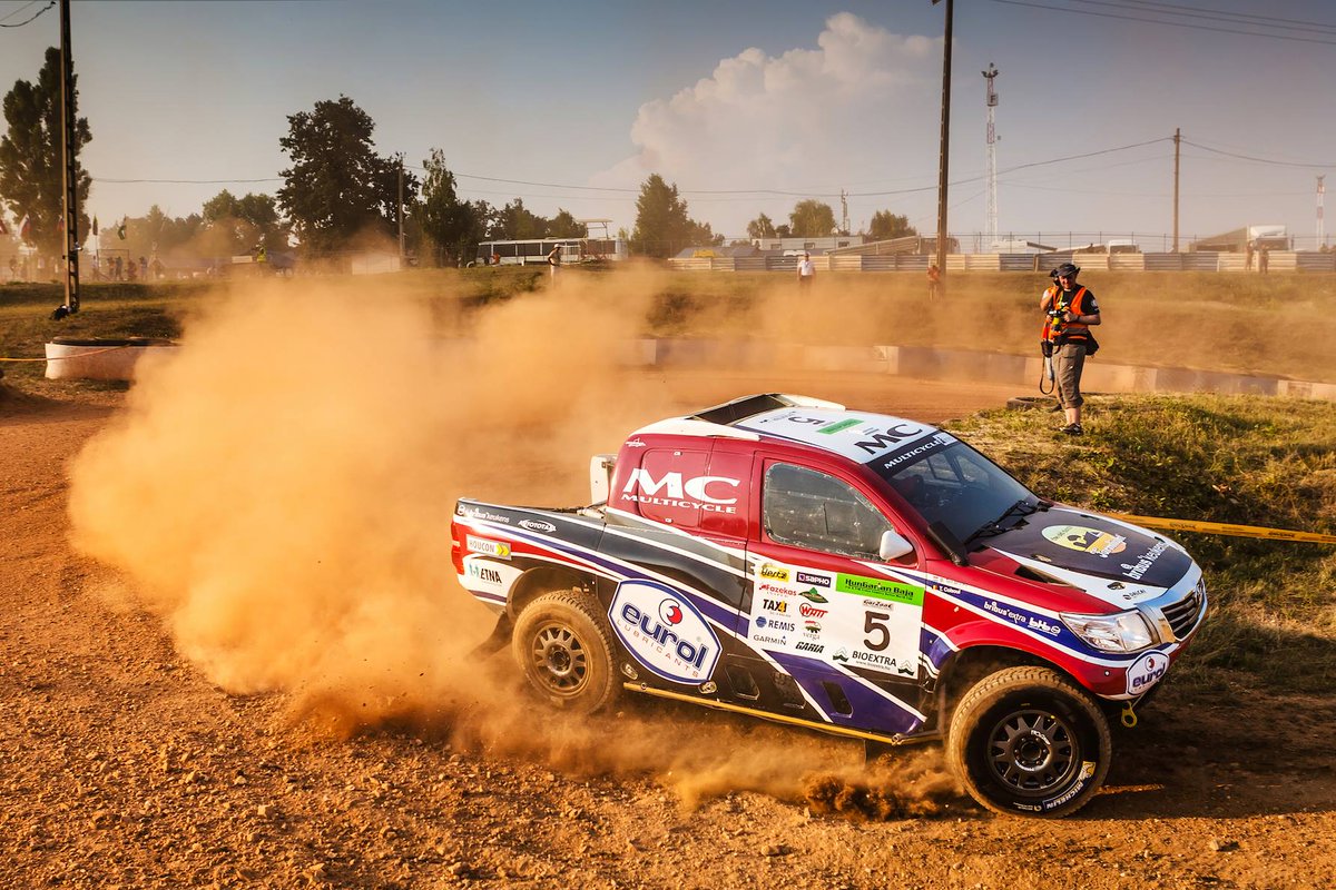 EspirituDakar's tweet photo. #BajaHungría| #E2 #AUTOS
@AlAttiyahN-@matthieubaumel lideran la #GENERAL
2° #Zapletal +18.18
3° @b_tenbrinke +22.16 http://t.co/UuLgQ6m739