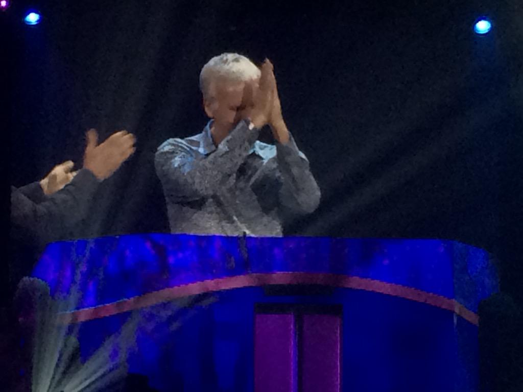 Disney Parks head tries to get 8,000 people to sing \"Happy Birthday\" to James Cameron. Many don\t. 