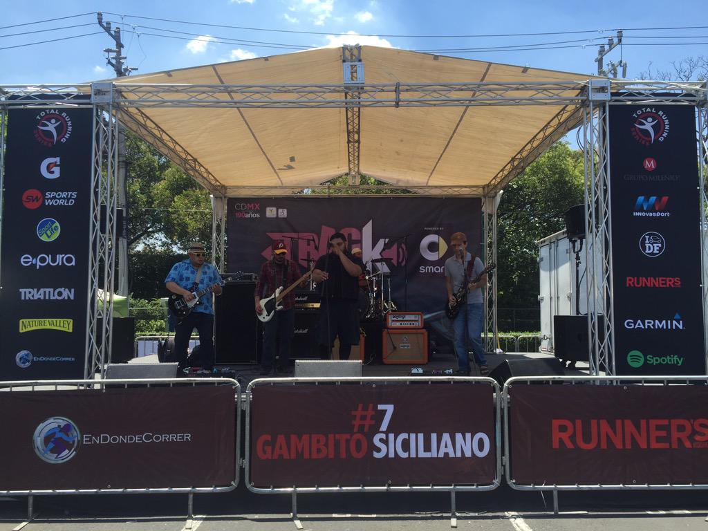 totalrunning's tweet photo. #GambitoSiciliano #Banda7 cerrando entrega de kits #Track10 Nos vemos mañana! 10k de puro Rock &amp; Roll! http://t.co/gT6xWHdUwD