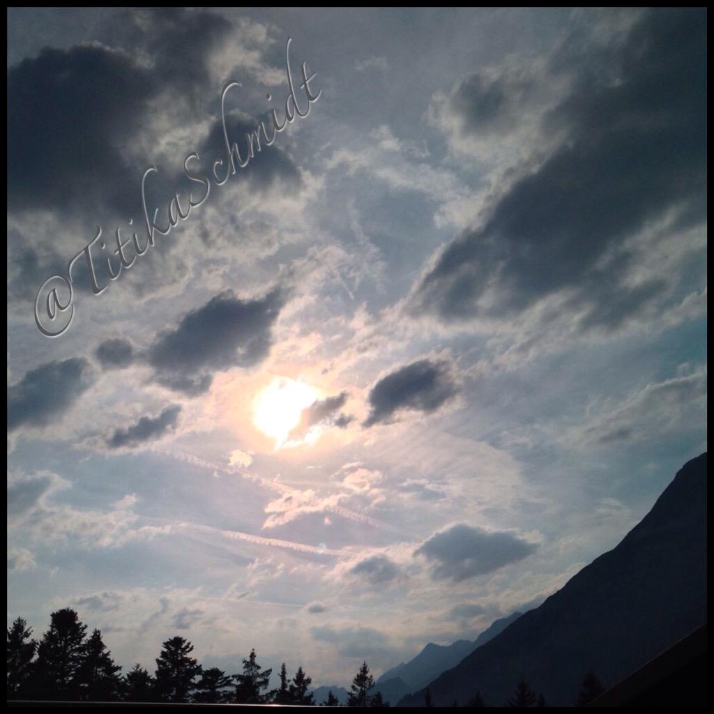 TitikaSchmidt's tweet photo. @colaninn @nieuwemarlean @saibef #FF Grazie ~ Thanks ~ Wishing a lovely evening friends http://t.co/rzhNapRWDJ