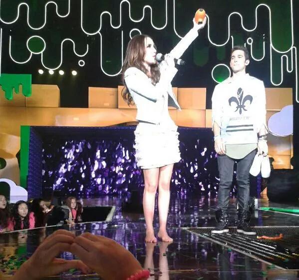 DulceForeverFC's tweet photo. HAHAHAHAH chupa CD9! Amooo! Ah e vale lembrar que foi ela q compôs a música!  DulceMariaKCA http://t.co/HG9FIg0BoE