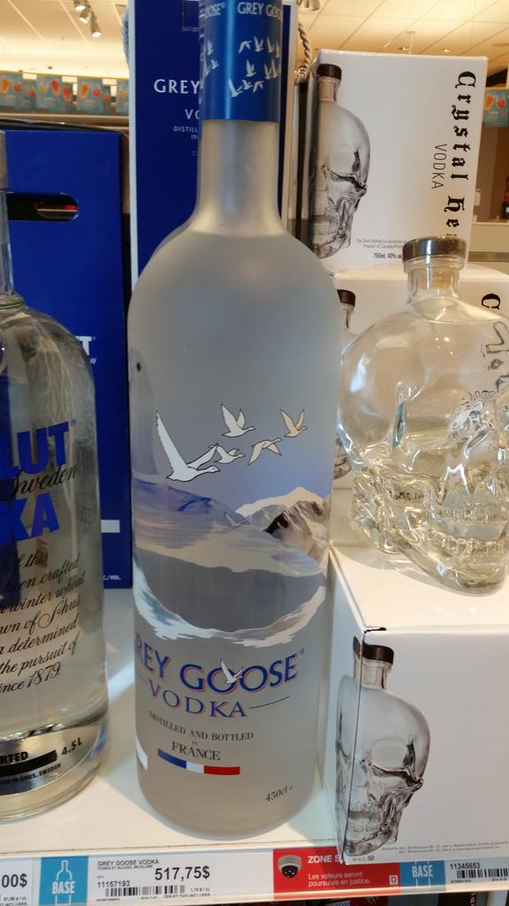 dube_mario's tweet photo. @martinleclair96 @waggybaby44 @PecherSacha @JoRacette  @domrobillard qui veut un vodka raisin http://t.co/hV7mlAvufF
