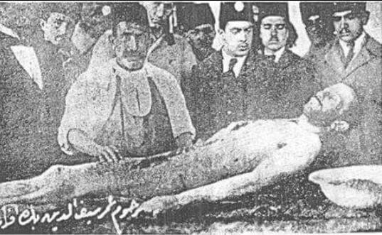 mustafarmagan's tweet photo. Bu ayıp yeter!Hikayeleriyle büyudüğümüz Ömer Seyfettin'in kadavrasi ortada kalmış,otopsi yapıp utanmadan poz vermiştk http://t.co/G6Tbw47vDD