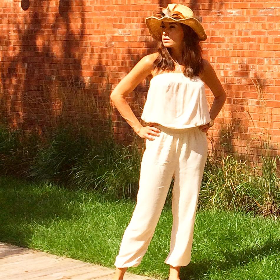 MariaSanz's tweet photo. Jumpsuit and straw hat pre-pool mood #Ootd #catwalkStudio hat #forever21 #fashion #fashionBlogger @Forever21 http://t.co/RsESLnTAjf