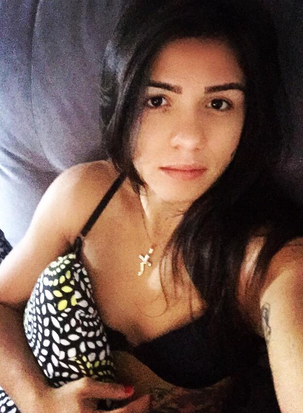 ClaudiaGadelha_'s tweet photo. At my house after taking two wisdom teeth off. Shielding the machine to the Tittle shot!!

#teamgadelha #drprotetor http://t.co/hUm8CxFXVm