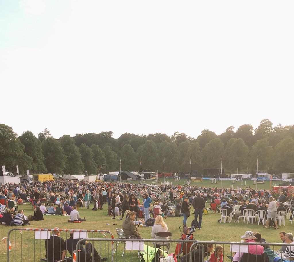 SLSsecurities's tweet photo. It's gearing up to be a great night at #ShrewsburyFlowerShow http://t.co/4VRBMRJuAV