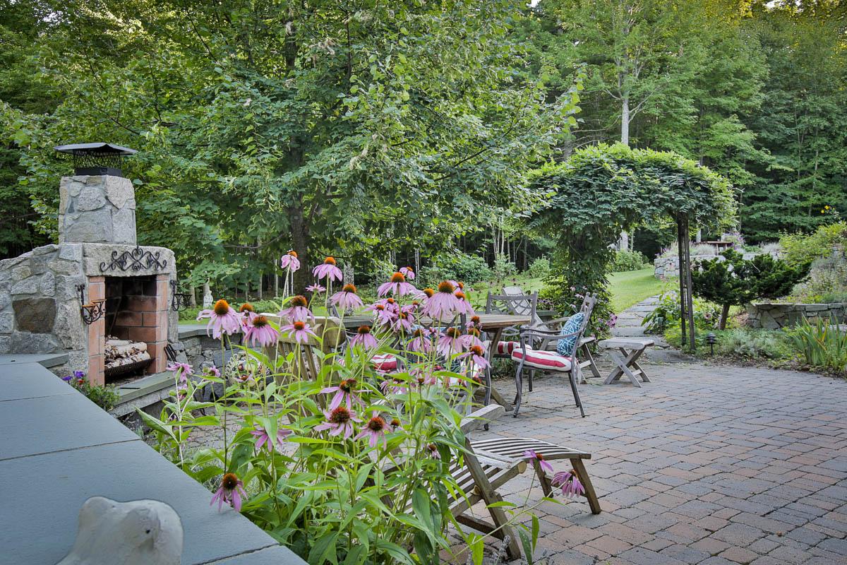 NHHomeMarket's tweet photo. This house is on Fire!  So it the price @$499k. http://t.co/Un6jMoISck http://t.co/gkef4UbzeA