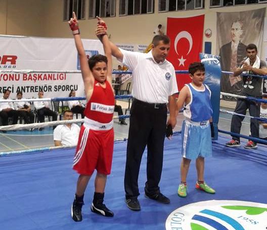 Alt Minikler Türkiye Boks Şampiyonası'nda  ringe çıkan sporcumuz Kadir Koç rakibini yenerek çeyrek finale yükseldi.