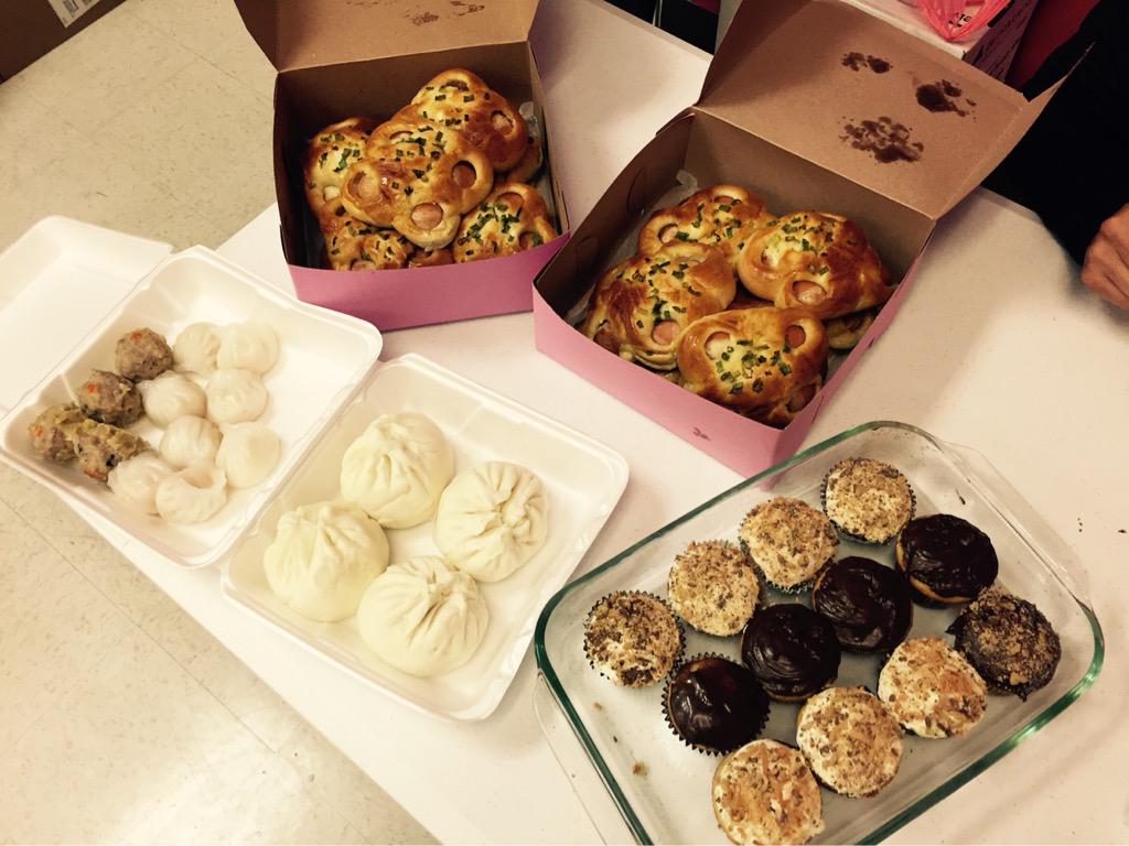 _nmontalban's tweet image. Cupcakes and DimSum = Super Saturday!! #TabletsForAll #CalvineBuffetTable
