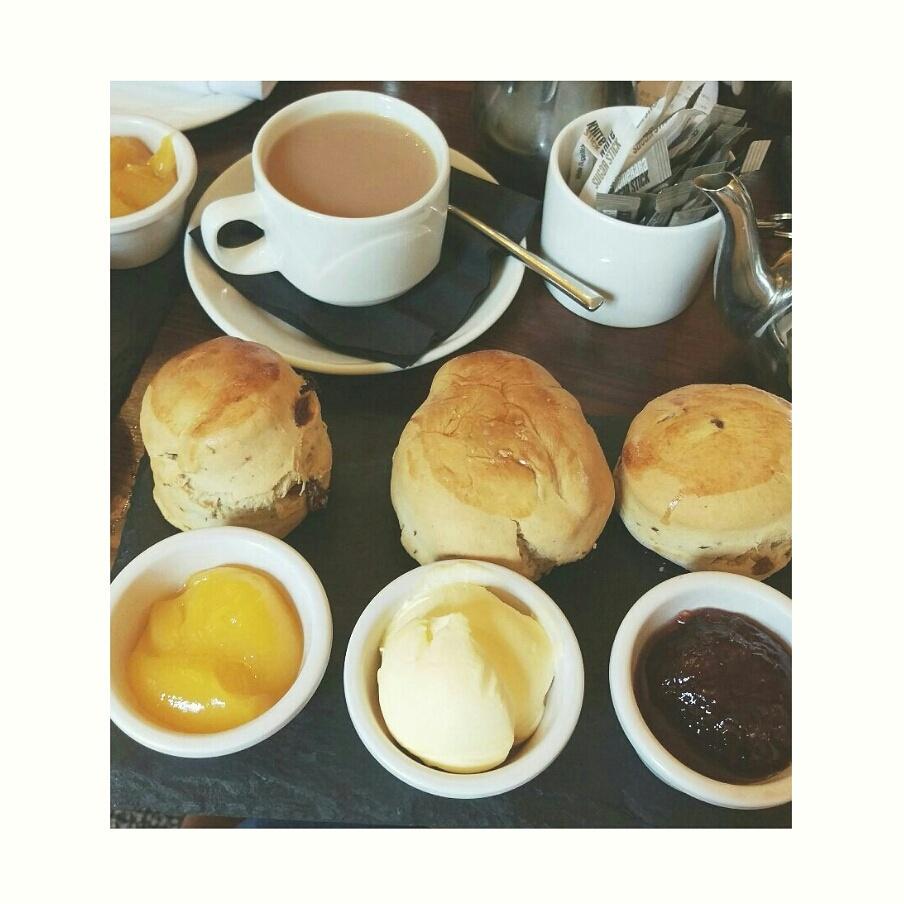 fran_ksx's tweet photo. Lovely afternoon tea catch up today at tortworth 👭😘❤  @carriepulsford @FarronNeedham @Georgia_Tuck_ http://t.co/DEQfp9vnFy
