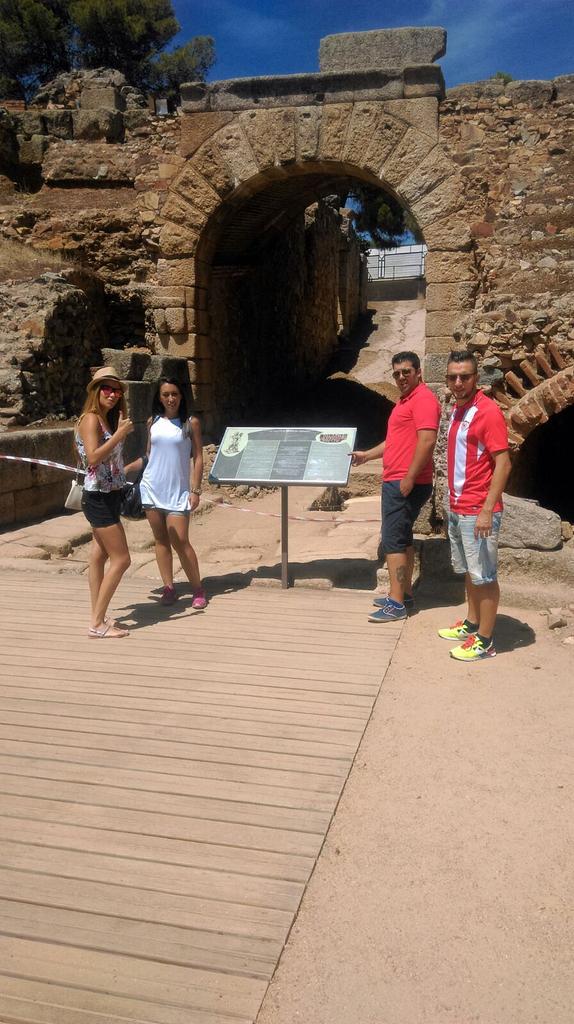 CanijoR7's tweet photo. "Submitit Cui Tota Suos Hispania Fasces"   @marysevilla86 @Angi_00 @Xio_MR @alex_garja @xiko696969 @CanijoR7  #Merida http://t.co/s0ELgjtkXB