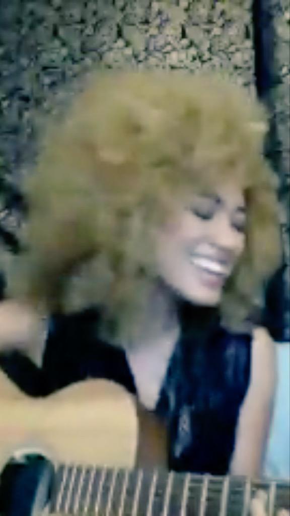 PurpleFP's tweet photo. Away with mom & the kids but somehow managed 2 see the last 3 songs by @andyallo on my IPhone #neverregrets 👌😅💛 http://t.co/q8G6hpGssX