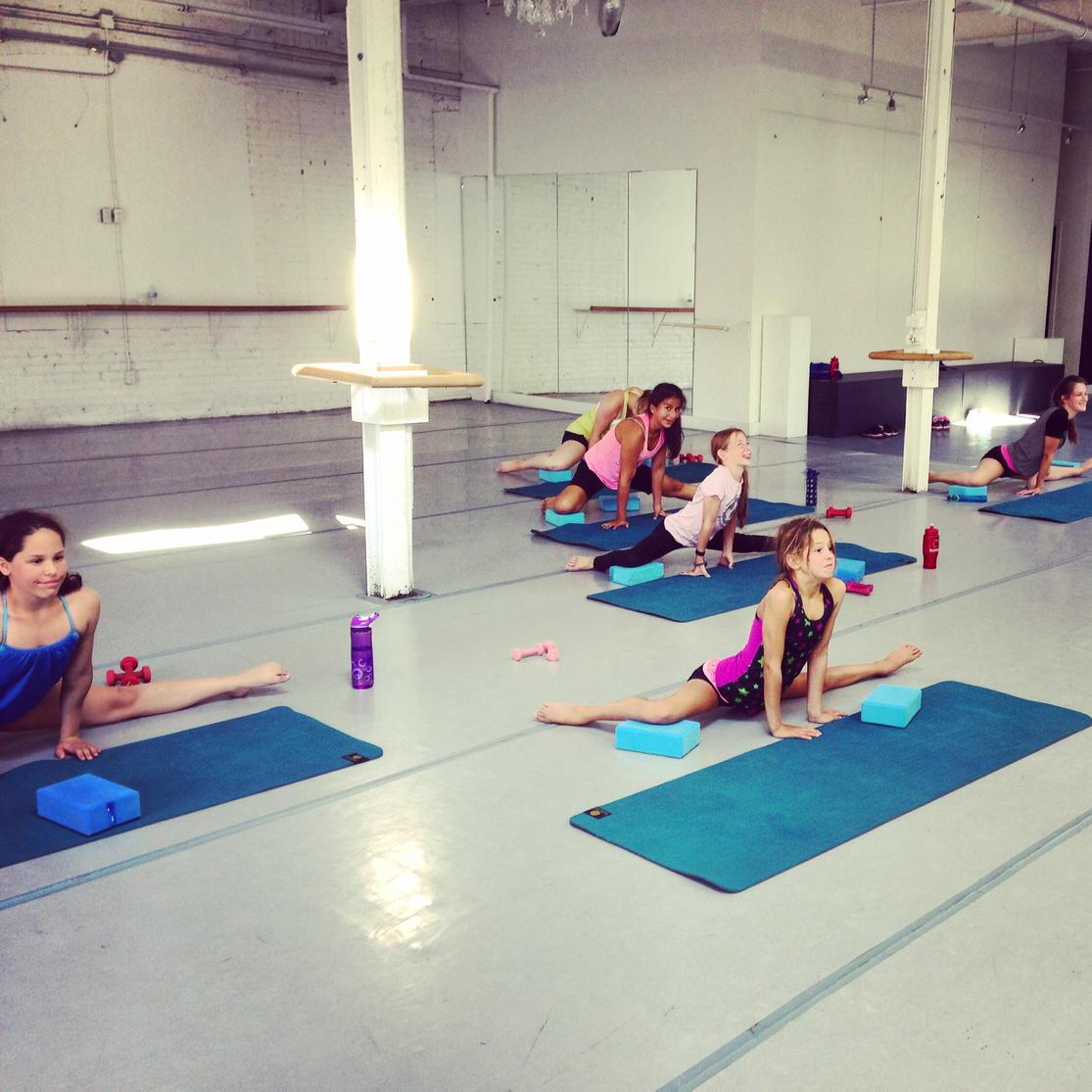 ExtensionRoom's tweet image. Summer afternoon synchro coaching with a group of lovely limber ladies. #synchro #extension #extensionmethod #ballet